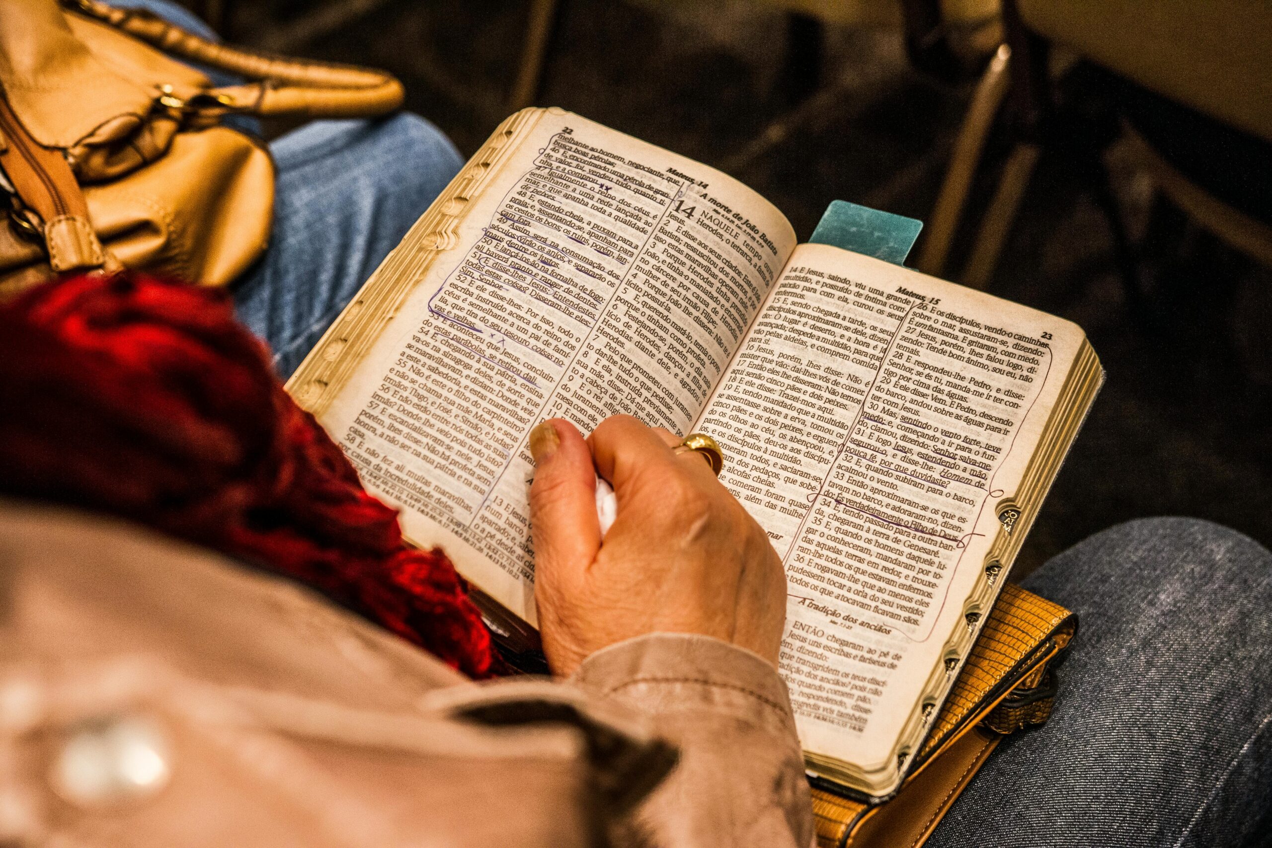 Understanding Bible Chapter Structure: A Reader’s Guide to Better Bible Study